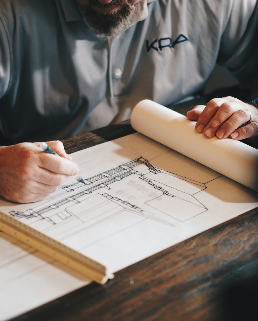 Plans d’un projet de travaux étudiés sur un bureau